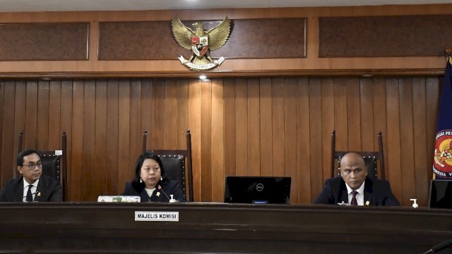 KPPU saat melaksanakan Sidang Majelis terkait kasus persekongkolan untuk Mendapatkan Rahasia Perusahaan PT Chiyoda Kogyo Indonesia, di Kantor KPPU RI, kemarin. (Dok. KPPU) 