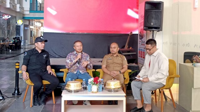 Ketua Umum APPBI DPD Sulselbar Ricky Theodores (tengah) bersama Kepala Dinas Pariwisata Kota Makassar Muhammad Roem, dan Sekretaris APPBI DPD Sulselbar Jose Rizal, di sela-sela Prescon Penutupan ISF 2024, di Arcade MaRI Makassar, Senin, (19/08/2024). (Dok. Chaerani/Republiknews.co.id)