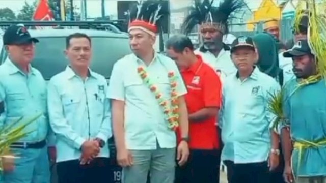 Bakal Calon Bupati Merauke, Hendrikus Mahuse diterima massa pendukungnya di Merauke. (Istimewa)