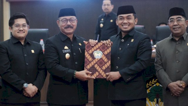 Wakil Bupati Gowa Abd Rauf Malaganni (kedua kiri) saat hadir dalam Rapat Paripurna DPRD Gowa, di Ruang Rapat DPRD Gowa, Selasa (20/08/2024). (Dok. Humas Gowa)