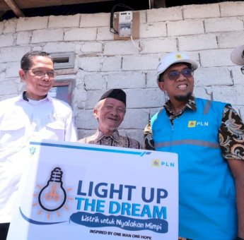 Suasana Kemerdekaan RI, Program Donasi Insan PLN Kembali Bantu Nyalakan Sambungan Listrik di 60 Rumah