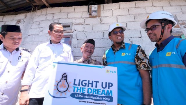 Jajaran Manajemen PLN UID Sulselrabar bersama Pemerintah Kabupaten Jeneponto tengah menyalakan secara simbolis Muntu Rewa, penerima manfaat Light Up The Dream di Kabupaten Jeneponto. (Istimewa)