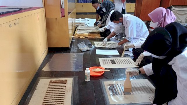 Sejumlah Arsiparis dari ANRI melakukan proses preservasi Alquran tua yang merupakan koleksi di Musuem Balla Lompoa, Rabu, (21/08/2024). (Chaerani/Republiknews.co.id) 