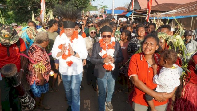 Ribuan Masyarakat Kampung Kumbe Merauke antusias menyambut pasangan Hendrikus Mahuse-H. Riduwan. (Foto: Hendrik Resi / republiknews.co.id)