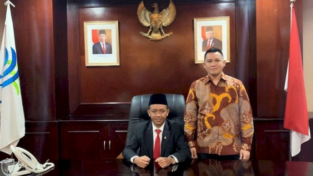 Ketua Dewan Pembina BPD Hipmi Papua, Dasril Sahari, bersama Bahlil Lahadalia di Kantor Kementerian Investasi beberapa waktu lalu. (Dok. Pribadi)