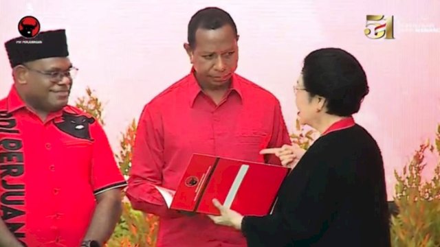 Ketum PDIP Megawati Soekarnoputri menyerahkan surat B1-KWK kepada Bakal Calon Gubernur Papua Selatan Apolo Safanpo. (Istimewa)