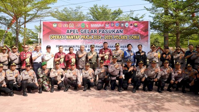 Jajaran TNI, Polri, KPU dan Bawaslu Gowa, serta Pemerintah Kabupaten Gowa usai Apel Gelar Pasukan Operasi Mantap Praja 2024-2025 Polres Gowa dalam rangka Pengamanan Pilkada Gubernur dan Wakil Gubernur, Bupati/Walikota dan Wakil Bupati/Walikota, di Halaman Kantor Bupati Gowa, Kamis (22/08/2024). (Dok. Humas Gowa)