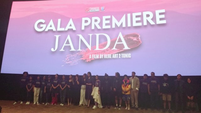 Seluruh pemain Film Janda saat hadir pada Gala Premiere Film Janda, di XXI Mall Panakukang, Makassar, Kamis, (22/08/2024). (Dok. Chaerani/Republiknews.co.id)