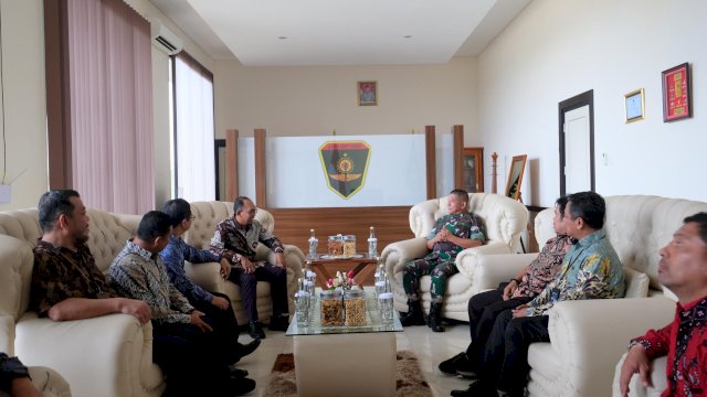 Jajaran Unit Induk PLN Sulawesi saat melakukan pertemuan dengan Pangdivif 3 Kostrad Mayjen TNI Bangun Nawoko, di Ruang Kerjanya, Jumat, (16/08/2024). (Dok. Humas PLN UIP Sulawesi)