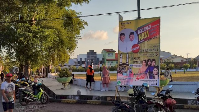 Baliho pengumuman kegiatan jalan santai dan deklarasi pasangan Calon Bupati dan Wakil Bupati Kepulauan Selayar Natsir Ali dan Muhtar, Jumat (23/08/2024). (Istimewa)