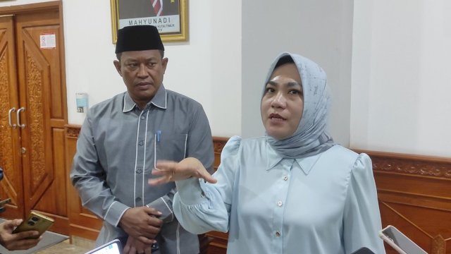 Wakil Ketua II DPRD Kutai Timur, Arfan (kiri), bersama Wakil Ketua I DPRD Kutai Timur, Asti Mazar (kanan). (Istimewa)