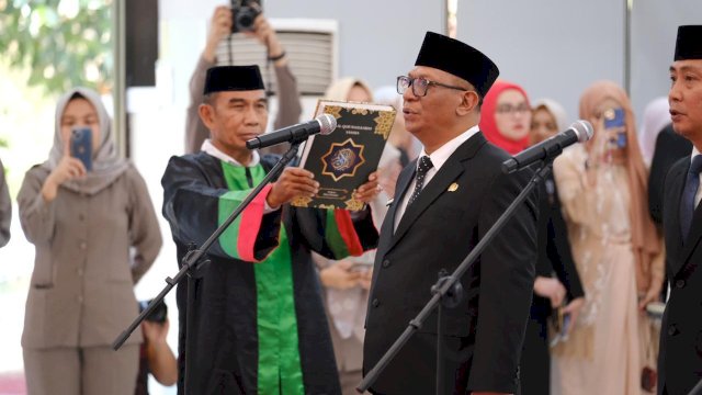 Andy Azis Peter secara resmi dilantik menjadi Sekretaris Daerah Kabupaten Gowa. Pelantikan berlangsung di Baruga Tinggimae, Rumah Jabatan Bupati Gowa, Sabtu, (24/08/2024). (Dok. Humas Gowa)