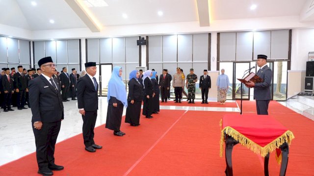 Bupati Gowa Adnan Purichta Ichsan saat melantik enam pejabat tinggi pratama lingkup Pemkab Gowa, di Baruga Tinggi Mae, Rujab Bupati Gowa, Sabtu, (24/08/2024). (Dok. Humas Gowa)