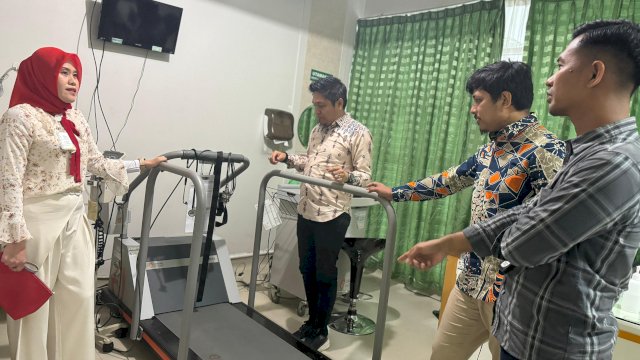 Jajaran Bawaslu Gowa saat melakukan koordinasi pemeriksaan kesehatan calon Bupati dan Wakil Bupati Kabupaten Gowa, di Rumah Sakit Wahidin Sudirohusodo, Makassar, kemarin. (Dok. Humas Bawaslu Gowa)