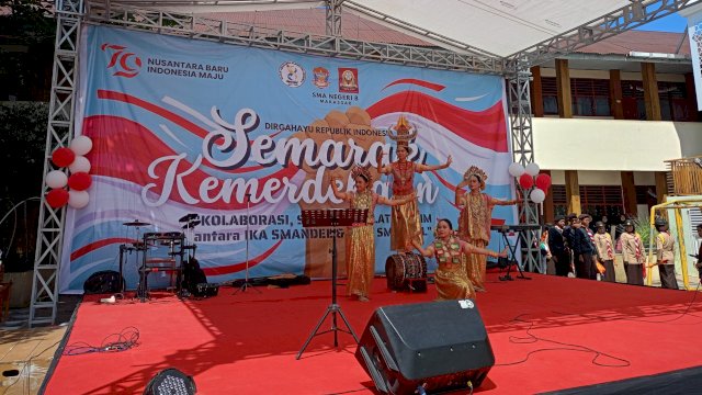 Penampilan tarian dari para siswa-siswi di Puncak Semarak Kemerdekaan "Kolaborasi, Sinergi, Silaturahmi antar IKA Smandel dan OSIS, di SMA Negeri 8 Makassar, Jalan Andi Manggerangi, Minggu, (25/08/2024). (Dok. Chaerani/Republiknews.co.id)