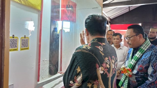 Plt Kepala Arsip Nasional Republik Indonesia (ANRI) Imam Gunarto saat melihat salah satu koleksi di Musuem Balla Lompoa, Kabupaten Gowa, kemarin. (Dok. Chaerani/Republiknews.co.id)