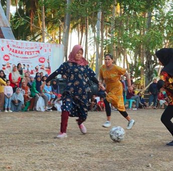 Edukasi Tentang Waktu Penguraian Sampah Saat Meriahnya Lomba HUT RI di Desa Parak Kepulauan Selayar