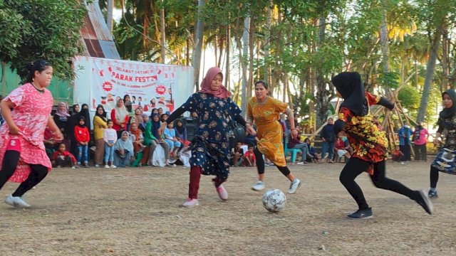 Meriahnya Lomba Sepak Bola antara kelompok ibu-ibu yang diselenggarakan oleh Mahasiswa KKN UIN Alauddin Makassar dalam memperingati HUT RI ke-79 di Desa Parak, Kecamatan Bontomanai, Kabupaten Kepulauan Selayar. (Istimewa)