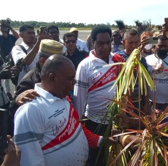 Ribuan Massa Sambut Bakal Calon Gubernur Papsel Mbaraka-Muyak di Bandara Mopah Merauke