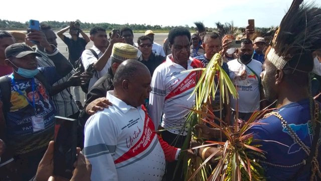 Pasangan Bakal Calon Gubernur dan Wakil Gubernur Papua Selatan, Romanus Mbaraka-Albertus Muyak disambut massa di Landasan pacu Bandara Mopah, Merauke. (Foto: Hendrik Resi / Republiknews.co.id)