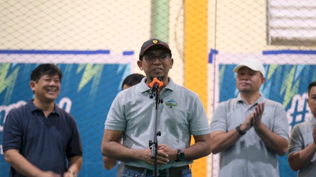 GM PLN UID Sulselrabar, Budiono, tengah menyampaikan sambutan dalam PLN Mobilr Futsal Competition 2024, Sabtu (24/08/2024). (Istimewa)