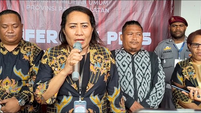 Ketua KPU Papua Selatan Theresia Mahuze, didampingi Komisioner KPU Jufri Toatubun, Daniel Ndiwaen dan Helda Richarda Ambay menggelar Konferensi Pers. (Hendrik Resi / Republiknews.co.id)