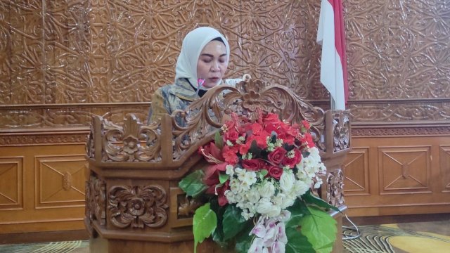 Anggota DPRD Kutai Timur, Fitriyani, menyampaikan pandangan Fraksi PPP, terhadap Rancangan Peraturan Daerah Pertanggungjawaban Pelaksanaan APBD Tahun Anggaran 2023, Kamis (13/06/2024). (Istimewa)