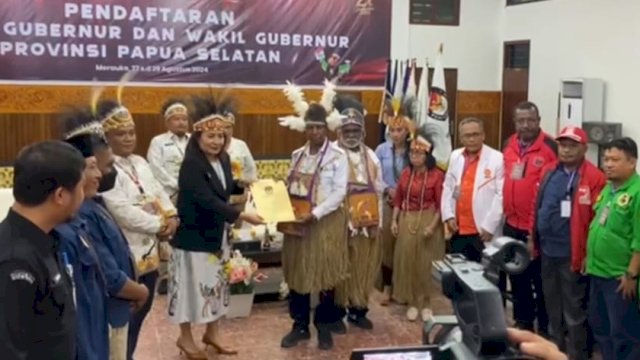 Penyerahan tanda terima kelengkapan berkas pendaftaran Paslon Apolo Safanpo-Paskalis Imadawa oleh Ketua KPU Papsel, Theresia Mahuze. (Foto: Hendrik Resi / Republiknews.co.id)