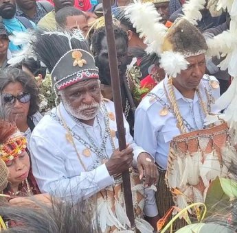 Apolo-Paskalis Diarak Ribuan Massa Mendaftar sebagai Kontestan Pilgub 2024 di Kantor KPU Papua Selatan