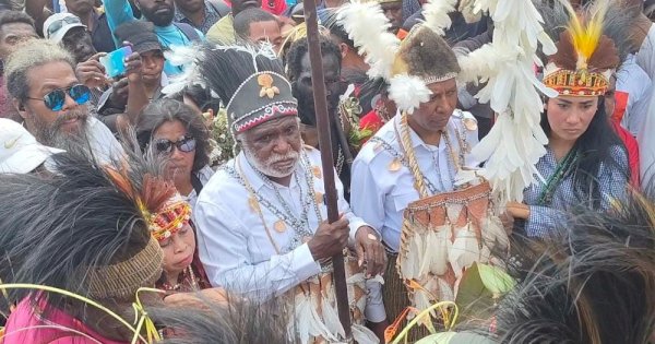 Apolo-Paskalis Diarak Ribuan Massa Mendaftar sebagai Kontestan Pilgub 2024 di Kantor KPU Papua Selatan