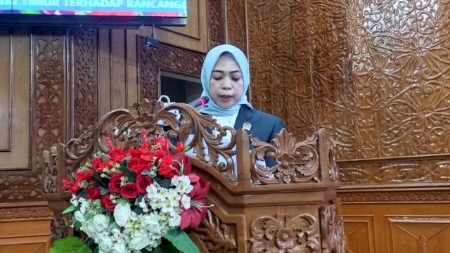 Anggota Fraksi AKB DPRD Kutai Timur, Mulyana, menyampaikan Pandangan Umum terhadap Raperda Pertanggungjawaban Pelaksanaan APBD Kutim Tahun Anggaran (TA) 2023, Kamis (13/06/2024). (Istimewa)