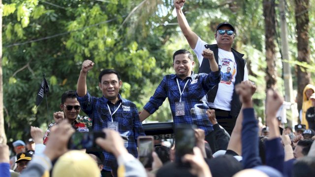 Ket : Paslon Tasming Hamid dan Hermanto (TSM MO) saat menuju Kantor KPU Kota Parepare melakukan pendaftaran (Foto : Kifli)