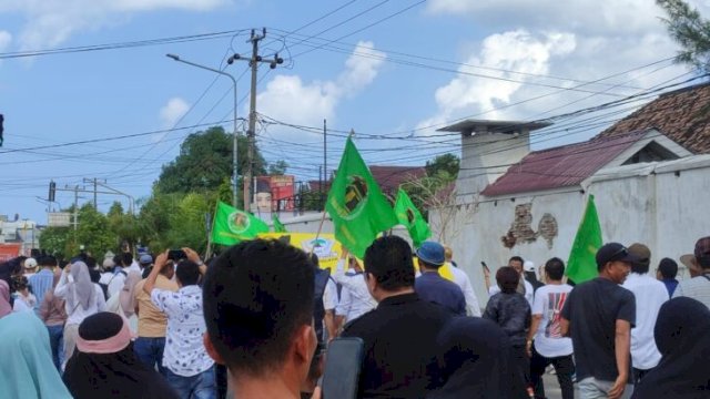 Bendera Partai Persatuan Pembangunan (PPP) berkibar pada deklarasi Pasangan JADIMI, Kamis (29/08/2024). [FOTO: IST]