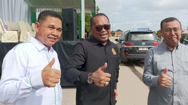 Ketua DPRD Kutai Timur, Joni, bersama Wakil Bupati Kasmidi Bulang, saat menghadiri pelepasan Festival Pawai Taaruf dalam rangka MTQ), Minggu (23/06/2024). (Istimewa)