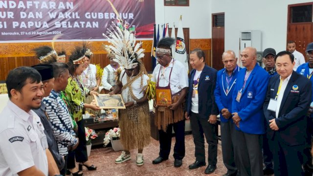 Penyerahan tanda terima berkas pendaftaran Paslon Romanus Mbaraka-Albert Muyak di Kantor KPU Papua Selatan. (Foto: Hendrik Resi / Republiknews.co.id)