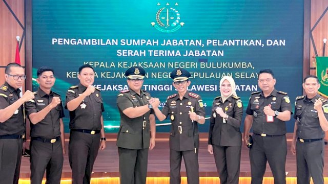 Foto bersama mantan Kajari Kepulauan Selayar Hendra Syarbaini dan Pejabat Baru Kejari Kepulauan Selayar Apreza Darul Putra. (Istimewa)