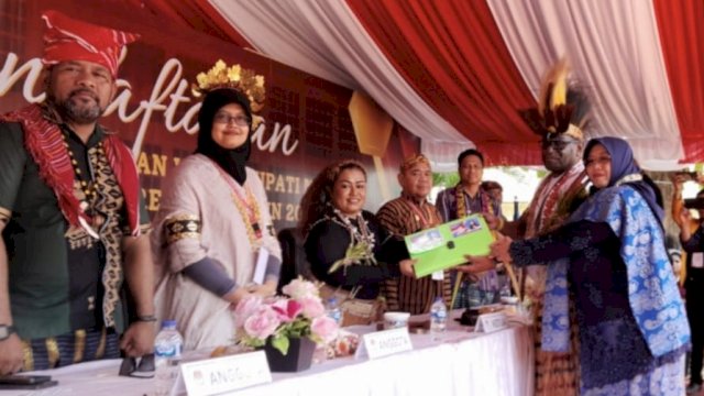 Paslon Yoseph Gebze-Fauzuh Nihayah menyerahkan berkas pendaftaran paslon ke KPU Kabupaten Merauke. (Foto: Hendrik Resi / Republinews.co.id)