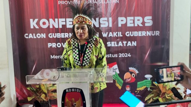 Ketua KPU Papua Selatan, Theresia Mahuze memberikan keterangan dalam Konferensi Pers. (Foto: Hendrik Resi / Republiknews.co.id)