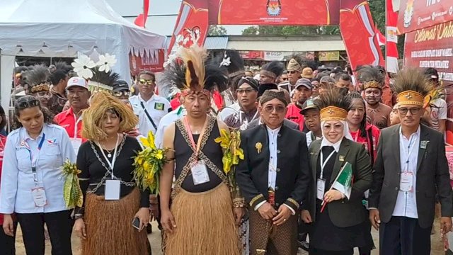 Paslon Hendrikus Mahuse - H. Riduwan saat tiba di Kantor KPU Kabupaten Merauke. (Foto: Hendrik Resi / Republiknews.co.id)