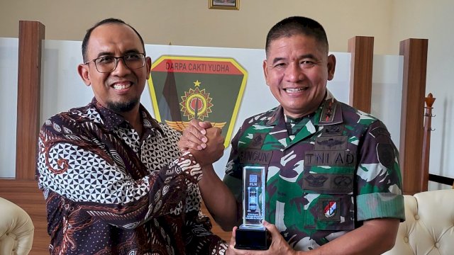GM PLN UID Sulserabar, Budiono (kiri) bersama Panglima Divisi Infanteri (Pangdivif) 3 Kostrad, Mayor Jenderal TNI, Bangun Nawoko (kanan) saat bersilaturahmi di Kantor Divisi Infanteri 3 Kostrad (16/08/2024). (Istimewa)