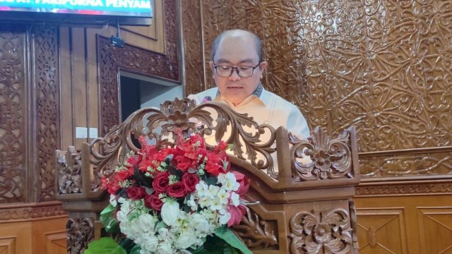 Wakil Ketua Pansus dr. Novel Tyty Paembonan, menyampaikan Laporan Pansus terkait permadalahan Poktan Karya Bersama dengan PT. Indominco. (Istimewa)