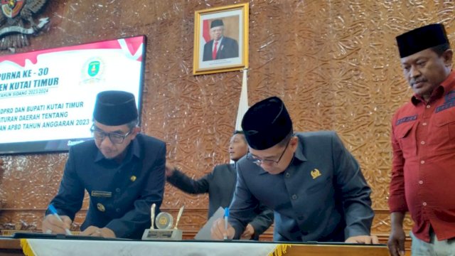 Ketua DPRD Kutai Timur, Joni, dan Bupati Ardiansyah Sulaiman, menandatangani Ranperda Pertanggungjawaban APBD 2023 menjadi Perda, Kamis (11/07/2024). (Istimewa)