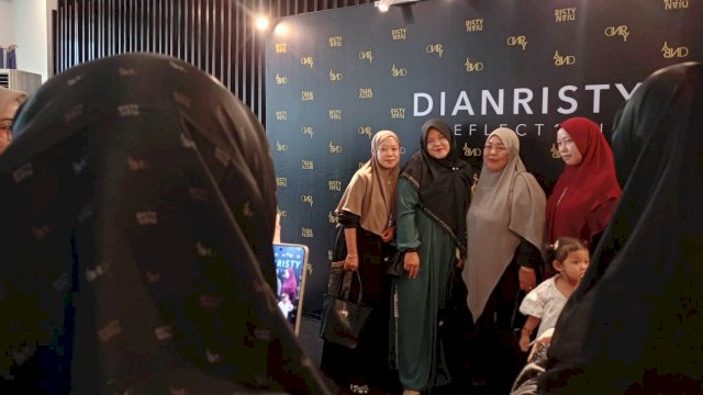 Para Sahabat Dian Risty (sapaan pelanggan) saat berfoto di sela-sela Perayaan 10 Tahun Dian Risty, di Halaman Sandeg Ballroom Hotel Claro Makassar, Jumat, (30/08/2024). (Dok. Chaerani/Republiknews.co.id)