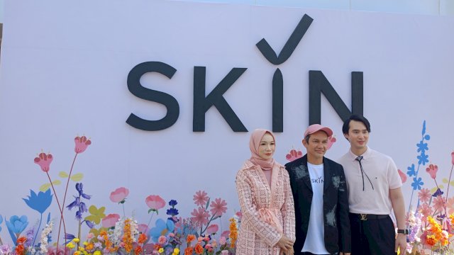 Founder SKYN Clinic Hartoyo (tengah), dan kedua dokter kecantikan di SKYN Clinic Makassar dr. Cut Hafiah dan dr. Enru di sela-sela Grand Opening SKYN Clinic Makassar bertajuk "SKYN Presents Woman's World", Sabtu, (31/08/2024). (Dok. Chaerani/Republiknews.co.id)