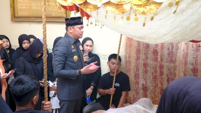 Bupati Gowa, Adnan Purichta Ichsan menghadiri dan melepas langsung jenazah Asisten II Bidang Perekonomian Pembangunan dan Sosial, Sekretariat Daerah Kabupaten Gowa, Almarhum Muh Irwan, di kedamaian pribadinya, Sabtu, (31/08/2024). (Dok. Humas Gowa)