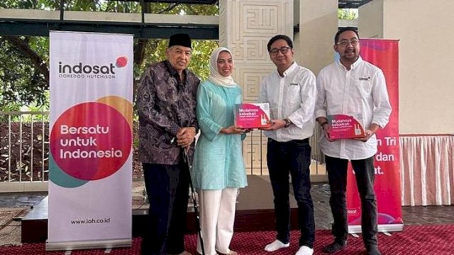 Pendiri Pusat Studi Al-Qur’an Prof M Quraish Shihab (kiri) dan Direktur Eksekutif Pusat Studi Al-Quran Nasywa Shihab (kedua kiri) menerima routers internet dari Tri. (Dok. Indosat Ooredoo Hutchison)