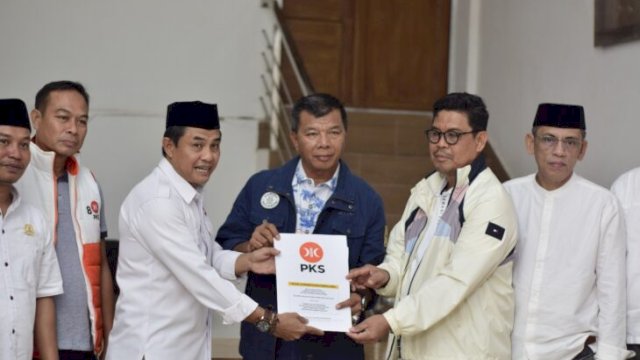 Ketua DPD PKS Bulukumba, Andi Sabri menyerahkan rekomendasi ke pasangan Andi Utta-Edy Manaf. [FOTO: IST]