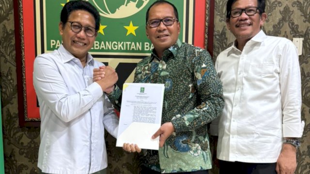 DPP PKB menyerahkan rekomendasi usungan Pilgub Sulsel 2024 ke pasangan Moh Ramdhan Pomanto-Azhar Arsyad di Jakarta, Kamis (1/8/2024). (Foto: Istimewa)