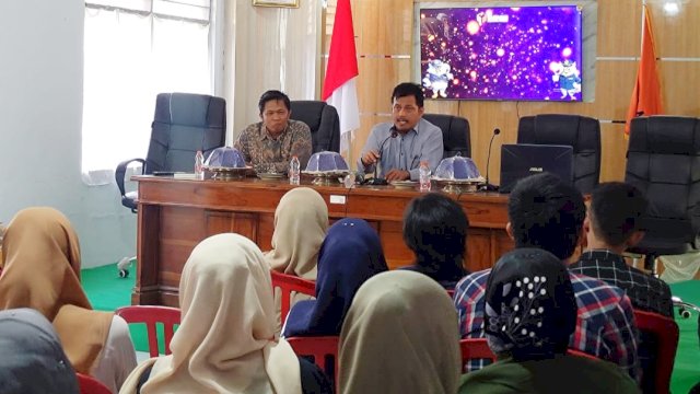 Koordinator Divisi Humas dan Data Informasi Bawaslu Sulsel, Alamsyah saat memberikan arahan kepada jajaran pengawas di Kabupaten Pinrang, Rabu (31/7/2024). (Foto: Istimewa)