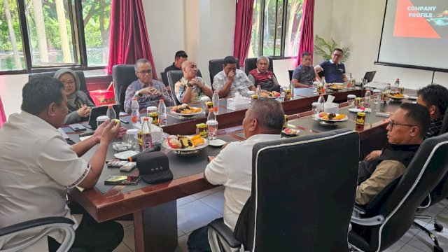 Pj Gubernur Sulawesi Barat, Bahtiar Baharuddin saat berkunjung ke Kawasan Huadi Group di Bantaeng, Kamis (1/8/2024). (Foto: Istimewa)